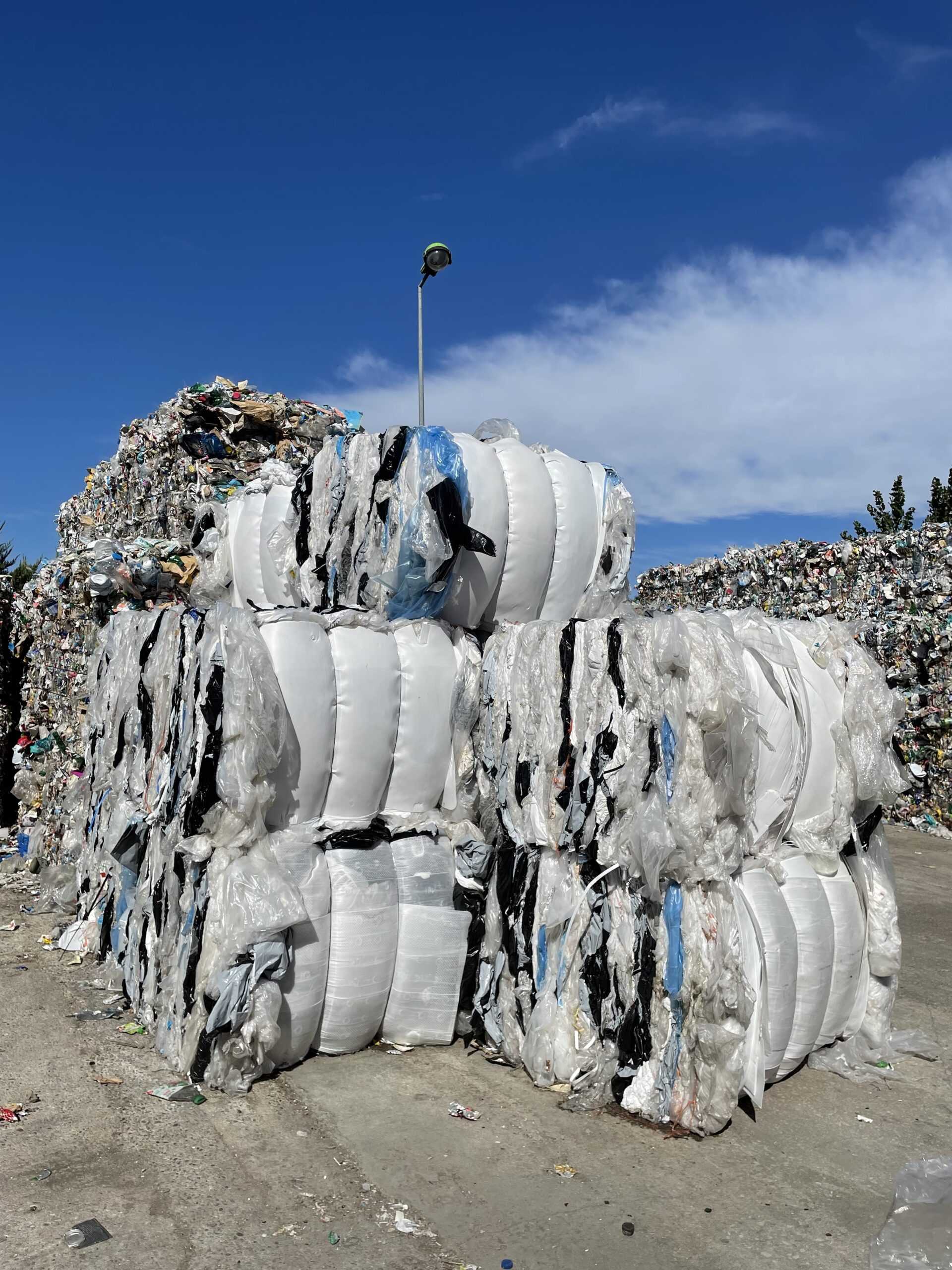 Les déchets compactés en grandes balles - Centre de tri des déchets de Manosque Lökki Kombucha